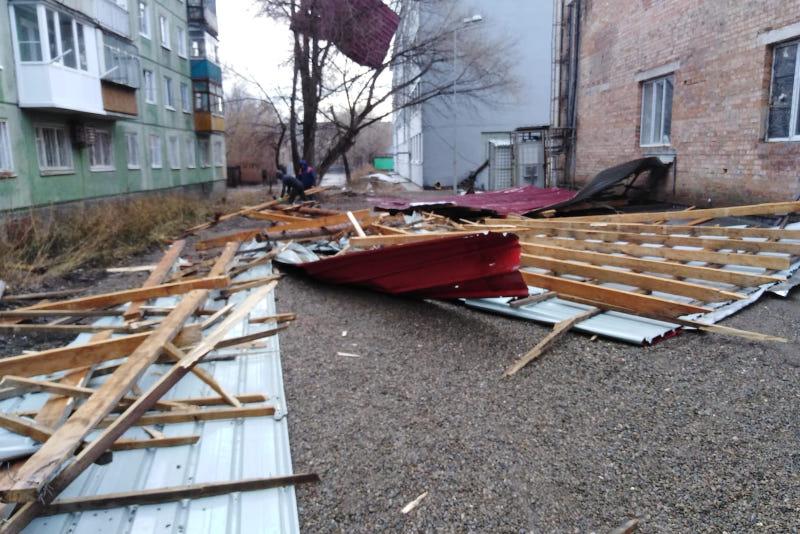 О́skemende qatty jel úsh qabatty ǵımarattyń shatyryn ushyryp áketti