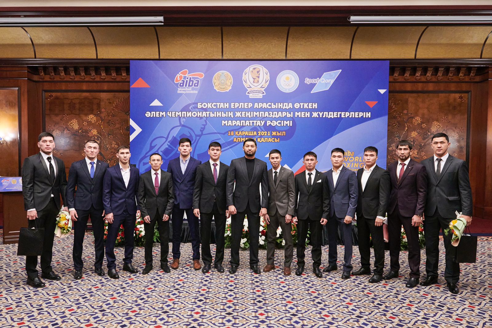 Álem chempıondary men júldegerleri marapattaldy