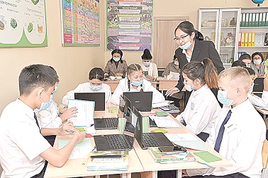 Stýdentter úzdiksiz tájirıbeden ótip jatyr