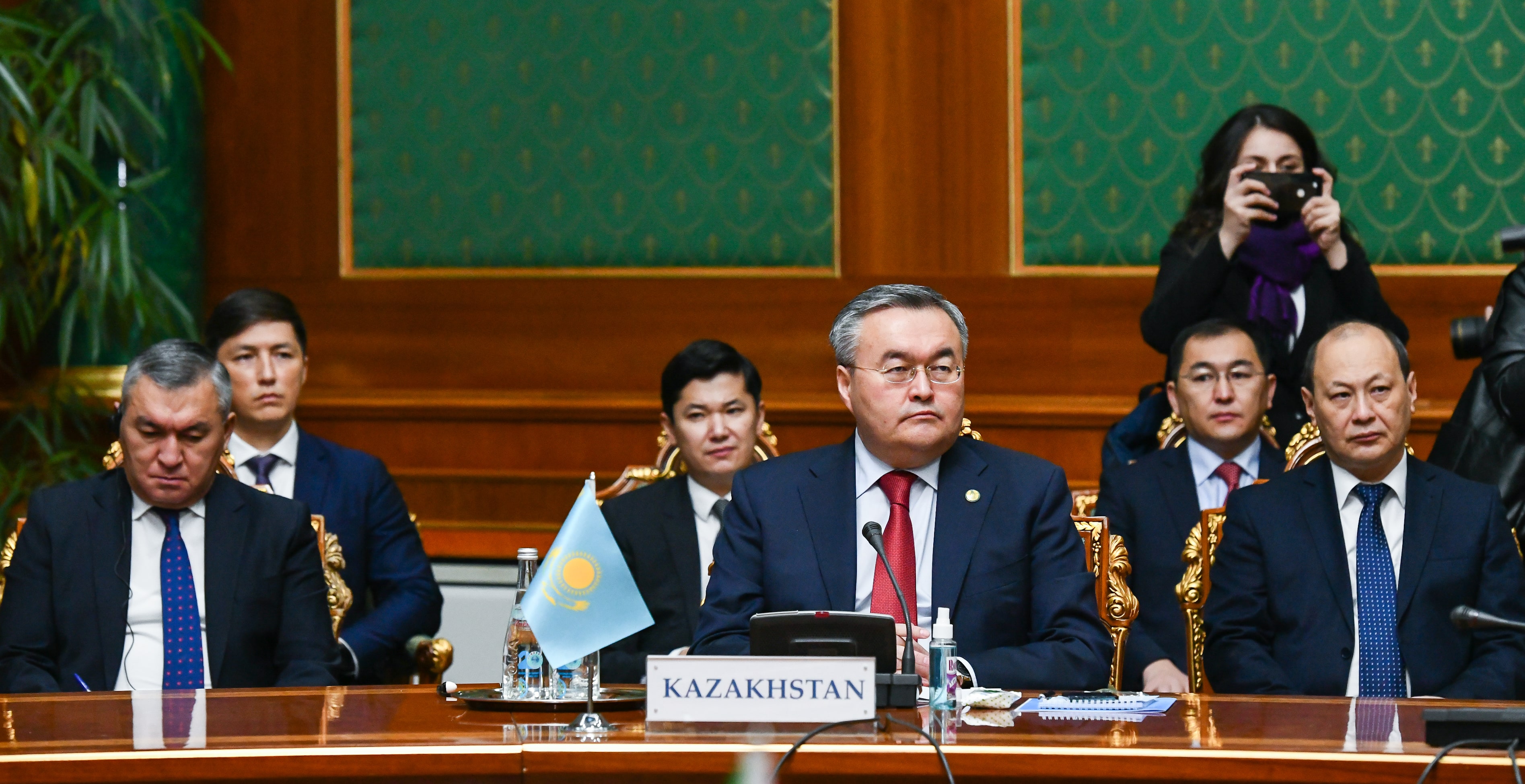 Syrtqy ister mınıstri J. Borrelmen mańyzdy kelissózder júrgizdi