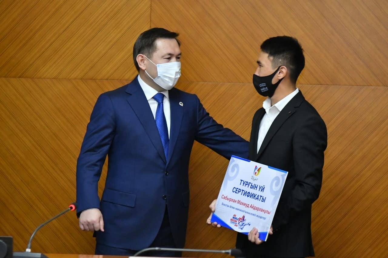 Boksshy Mahmud Sabyrhanǵa Shymkentten páter berildi