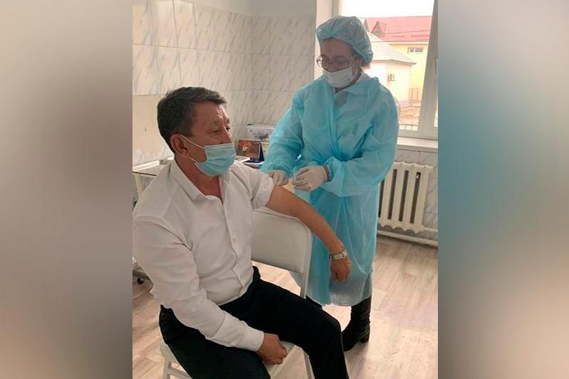 Túrkistan oblysynda 50-ge jýyq qyzmetker revaksınasııalaýdan ótti