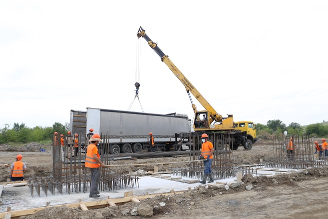 Qoqys óńdeý zaýytynyń qurylysy qarqyndy