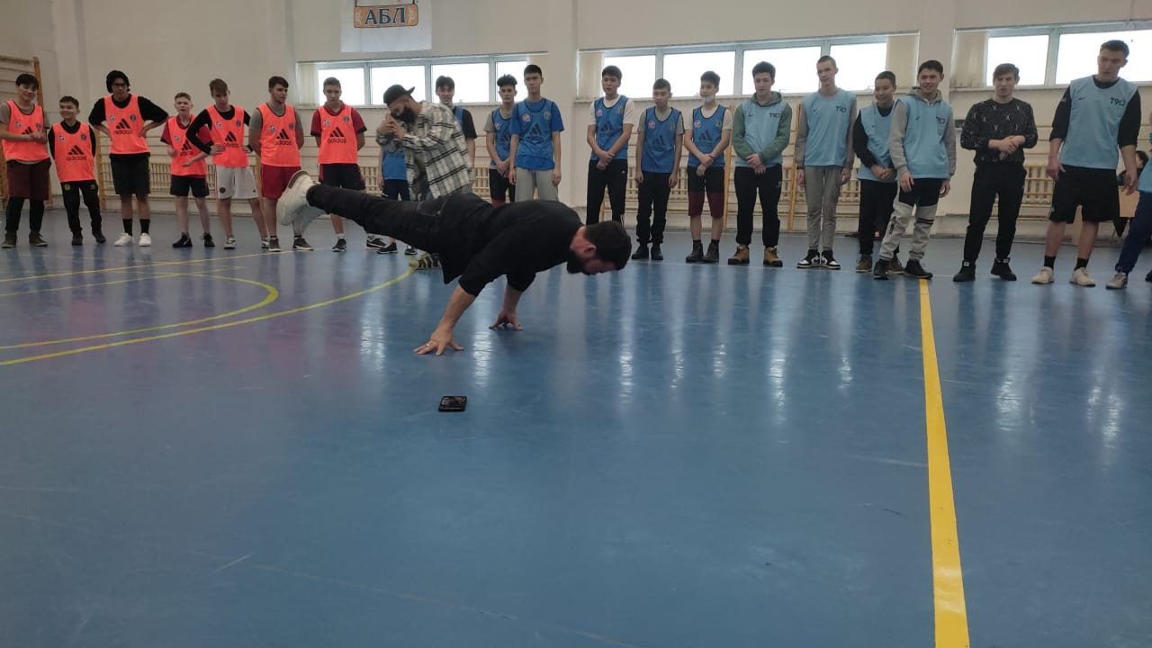 Qazaqstandyq sportshylar elordalyq stýdentterge dene shynyqtyrý sabaǵyn ótkizdi