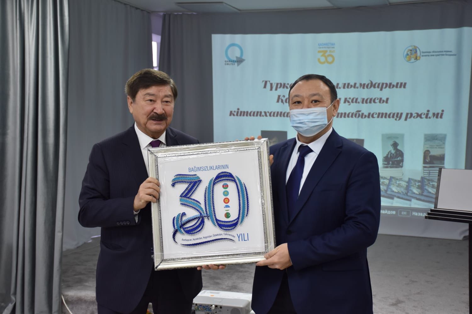 TÚRKSOI Qaraǵandy qalasynyń kitaphanasyna kitaptar tartý etti