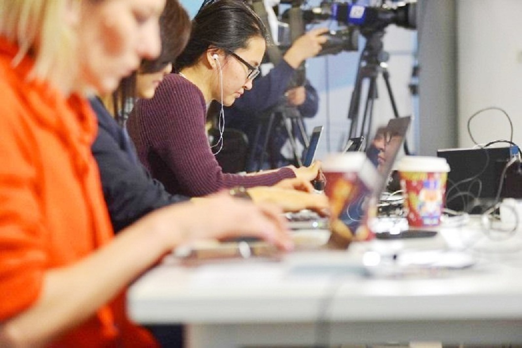 QR AQDM jýrnalısterdi aqparat taratýda obektıvti ári shynaıy bolýǵa shaqyrdy