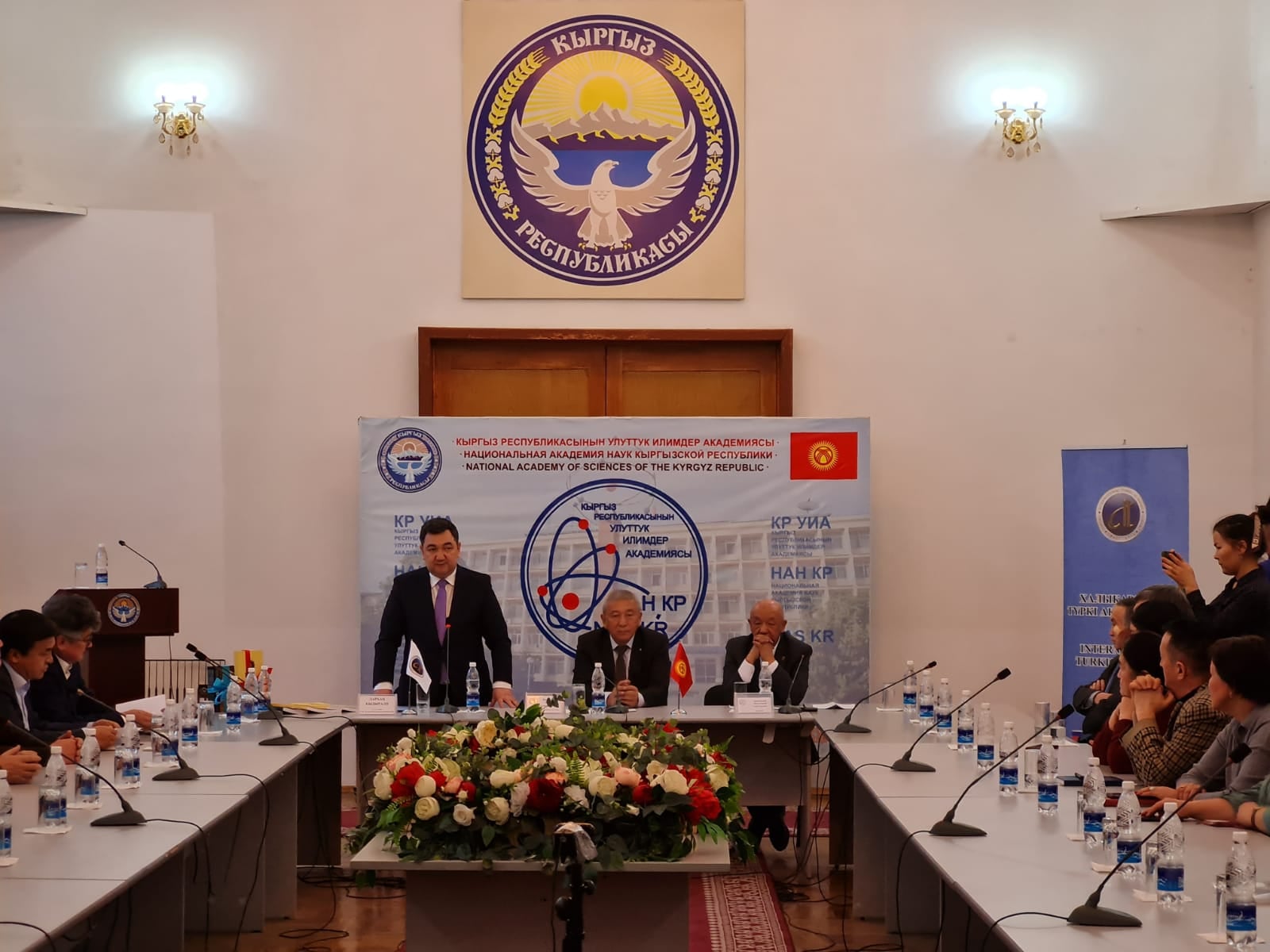 Bishkekte Júsip Abdrahmanov pen Qasym Tynystanovqa qatysty eńbekter tanystyryldy