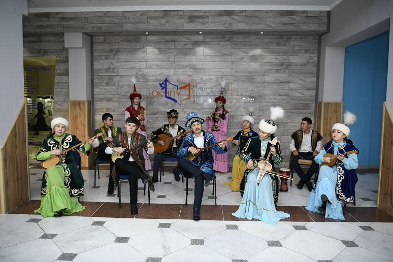 Bilim men ónerdi ushtastyryp...