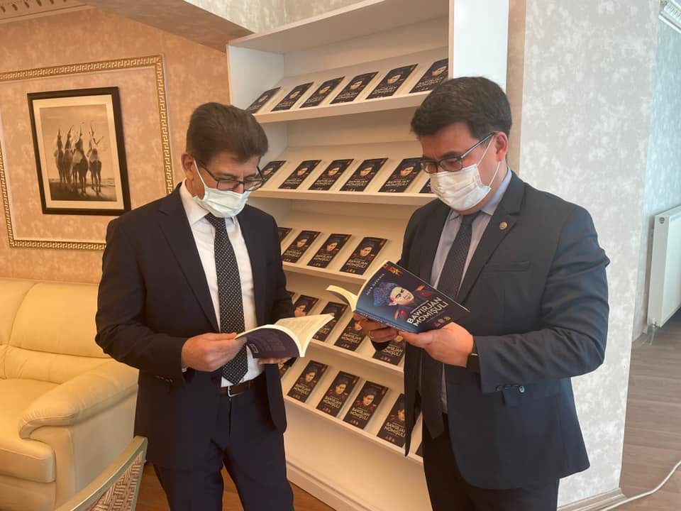 B.Momyshuly týraly kitap túrik tilinde jaryq kórdi