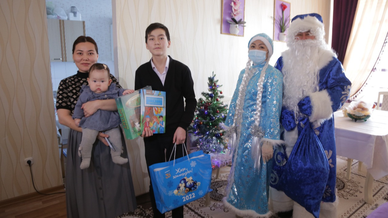 Elordalyq 200 balaǵa Prezıdent atynan jańa jyldyq syılyqtar tabystaldy