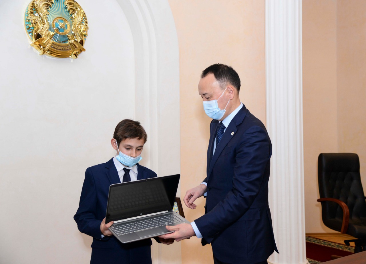 Úıi órtengen otbasyna páter berildi