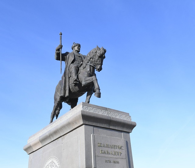 Qazalyda Jalańtós bahadúr eskertkishi boı kóterdi