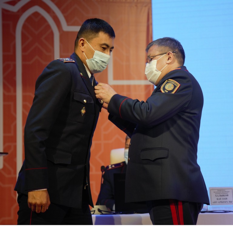 Úzdik polıseıler marapattaldy