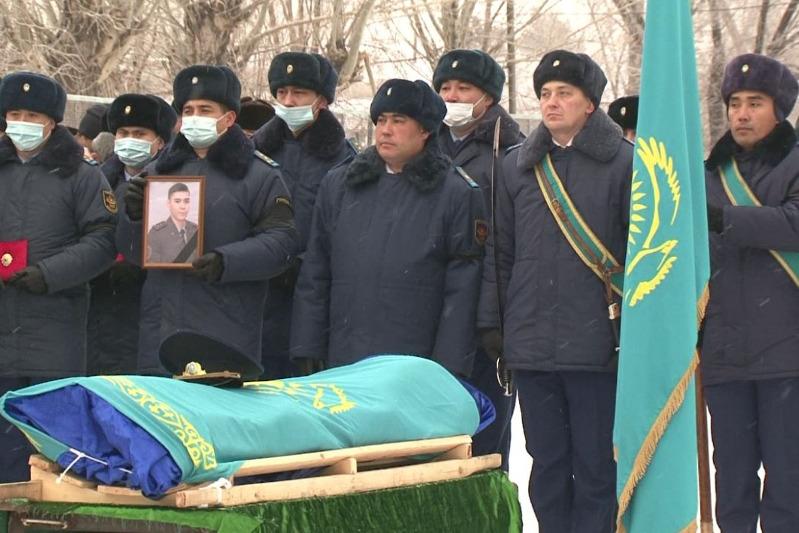 Qaraǵandyda sodyrlar qolynan mert bolǵan sarbazdy aqtyq saparǵa shyǵaryp saldy