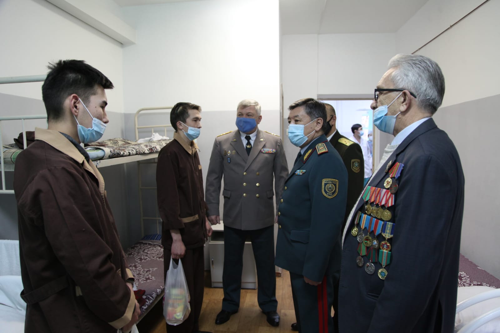 Shekarashy ardagerler jas jaýyngerlerge alǵys aıtty