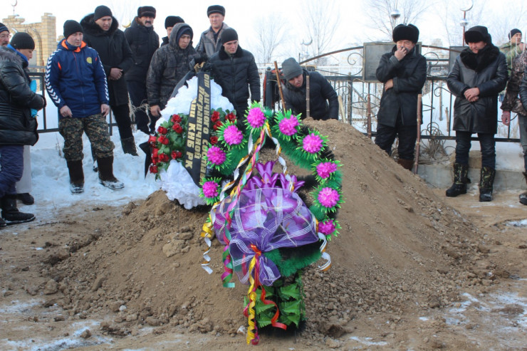 Lańkesterdiń qolynan qaza tapqan ofıserdi aqtyq saparǵa shyǵaryp saldy