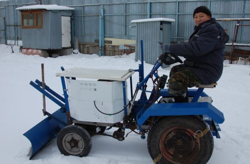 Qoldan qurastyrǵan traktor