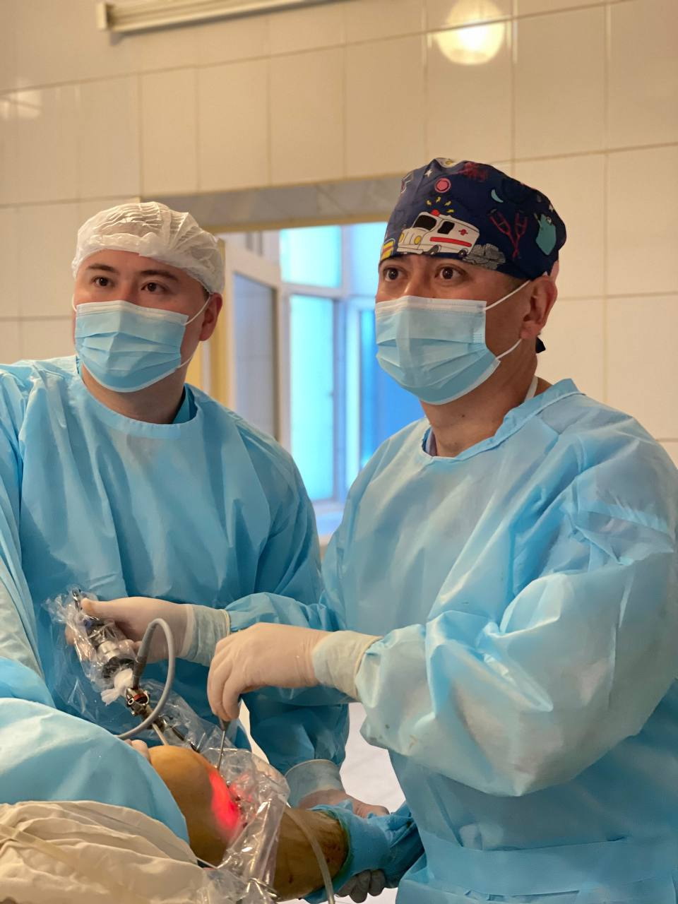 Az ınvazıvti artroskopııalyq ota 55 jastaǵy pasıentke qozǵalys erkindigin syılady