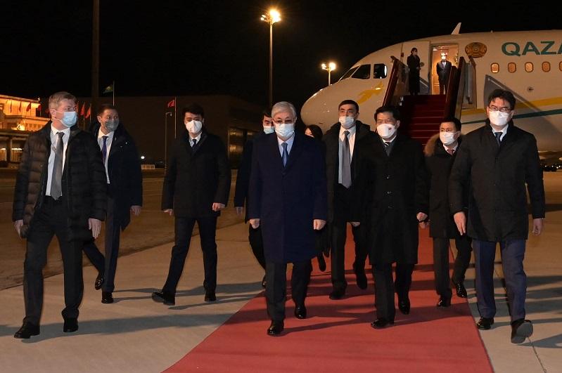 Prezıdent Beıjińge jumys saparymen bardy