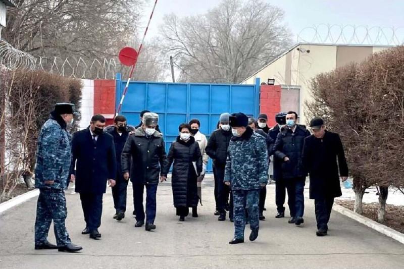 Qańtar oqıǵasy: Depýtattar qamaýda otyrǵandarmen kezdesti