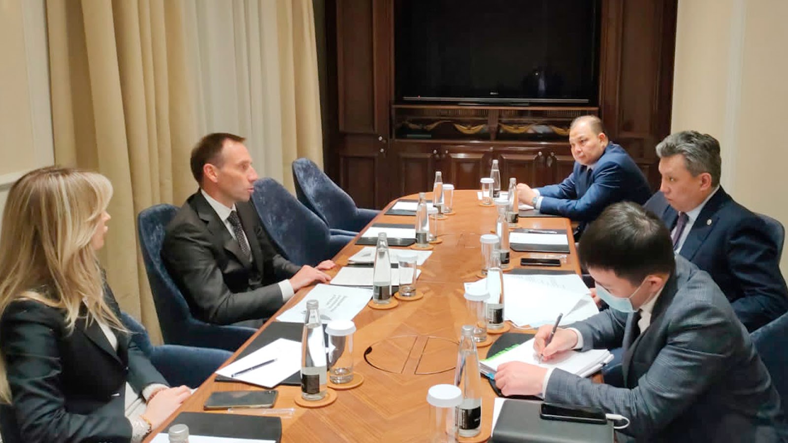 Baqyt Sultanov reseılik Ozon kompanııasynyń dırektorymen kezdesti