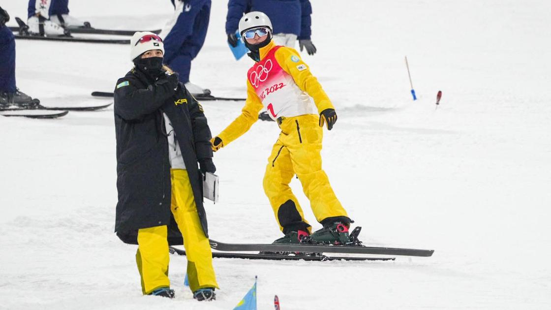 14 aqpanda Janbota Aldabergenova men Aqmarjan Qalmyrzaeva baq synaıdy