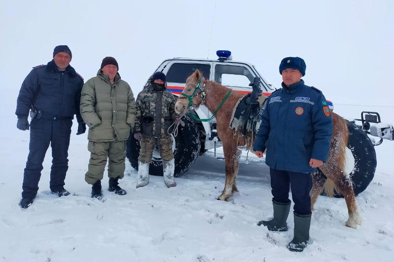 Qutqarýshylar adasqan azamatty izdep tapty