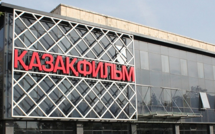 Aqan Sataev «Qazaqfılmniń» jaǵdaıy máz emes ekendigin aıtty