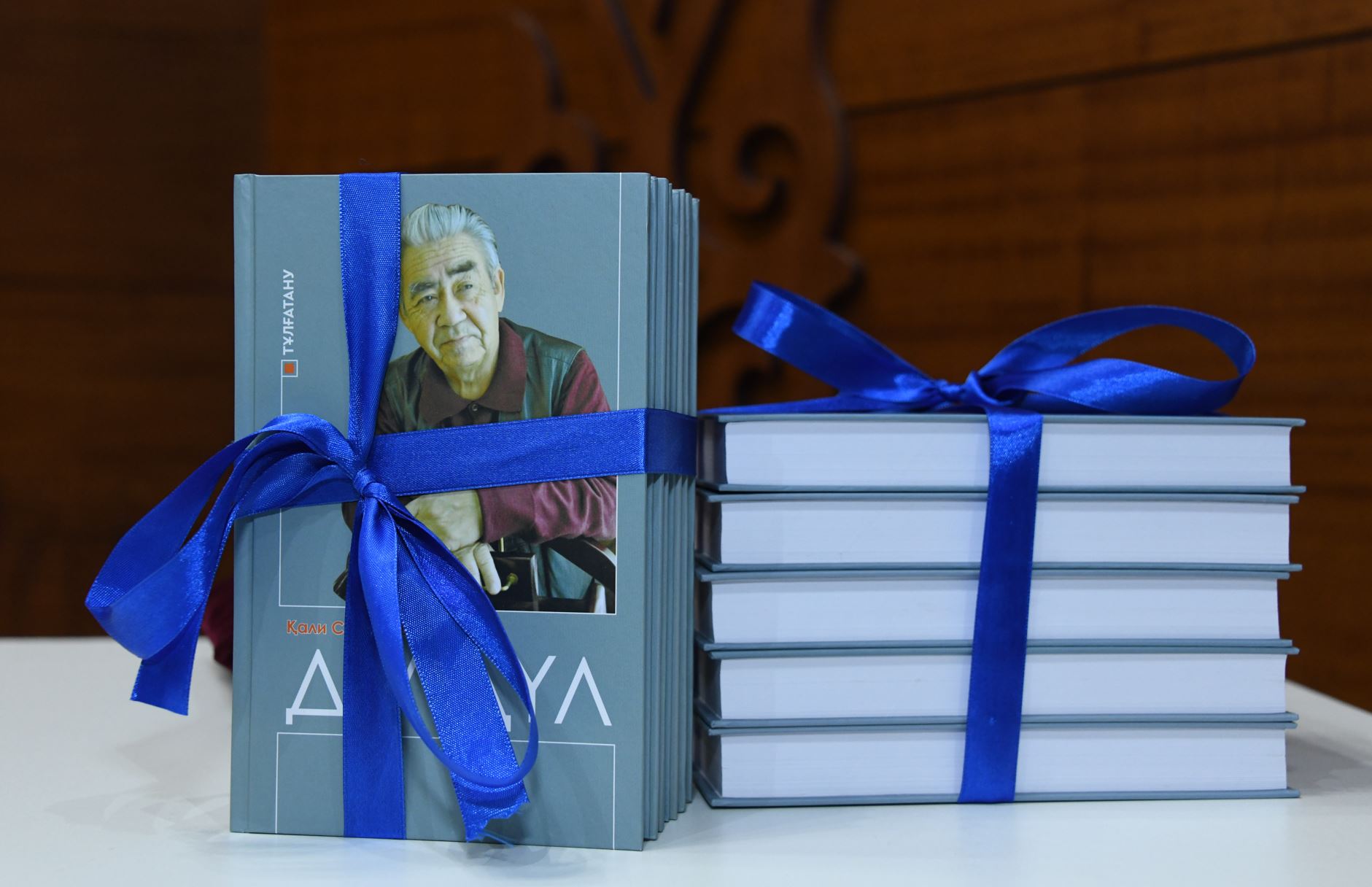 Estet qalamger álemi