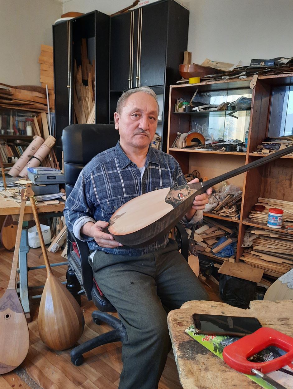 Naǵyz dombyra tartqan saıyn babyna keledi