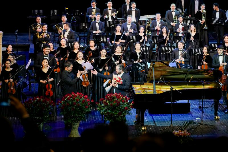 Sımfonııalyq orkestrdiń debıýti