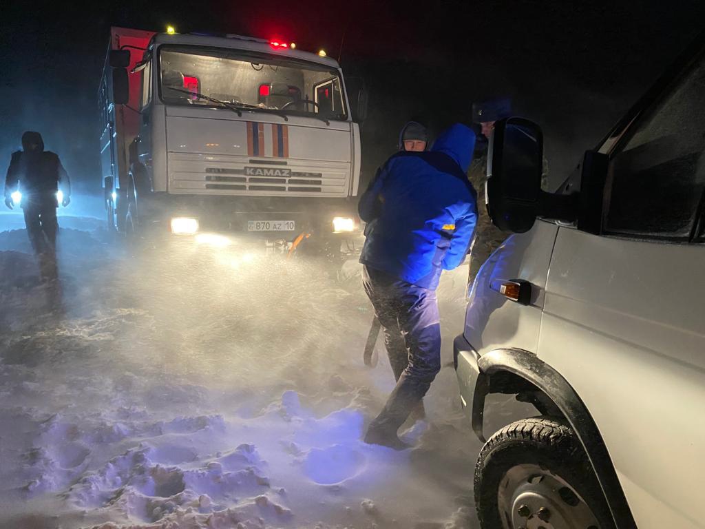 Qar qursaýyndaǵy jolaýshylar qutqaryldy