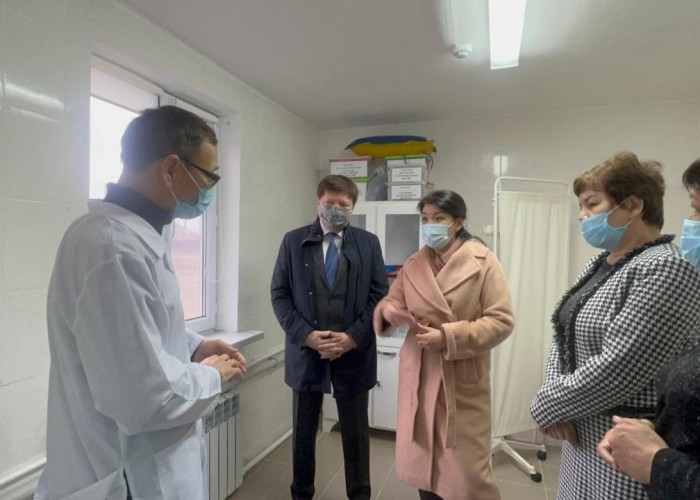 Atyraý medısınasynyń ahýalymen tanysty