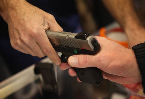 Polıseıler zańsyz saqtalǵan qarýlardy tárkiledi