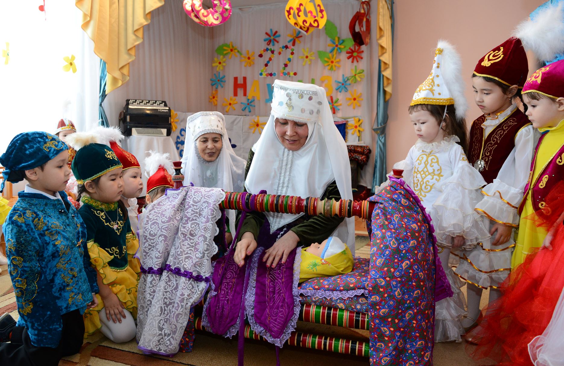 Balalar jylynan ne kútemiz?