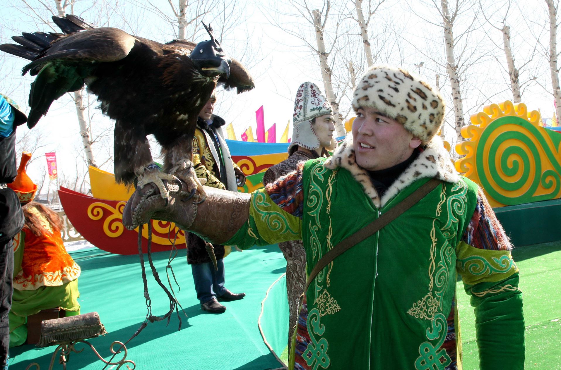 Qazaq osy at júgirtip, qus salǵan