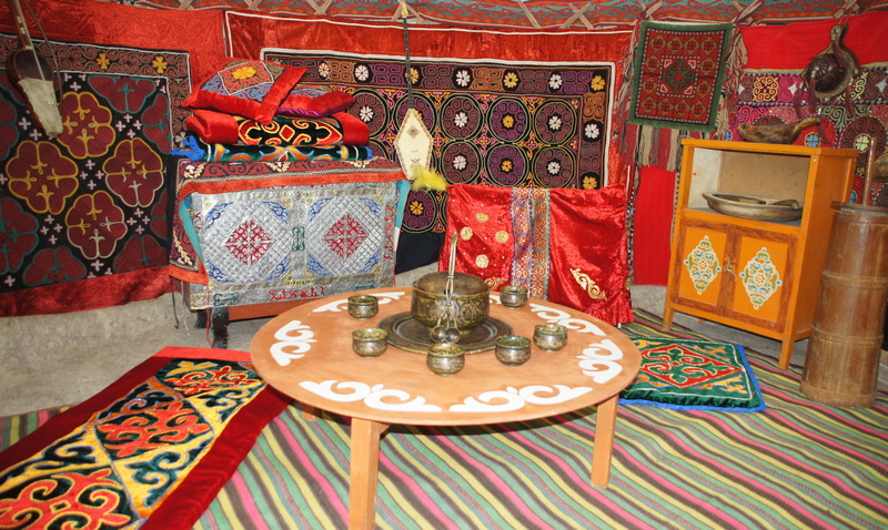 Júnnen jasalǵan buıymdar kórme-jármeńke tórin jaınatty