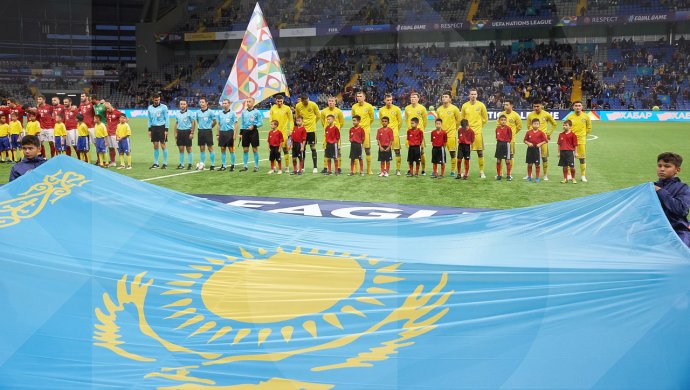 Reıtıngte bes saty tómendedi