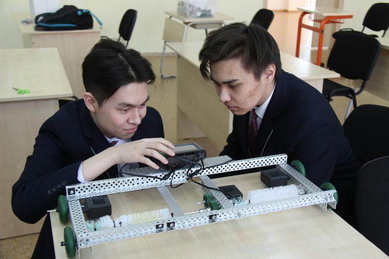 Oqýshylar qurastyrǵan robottar