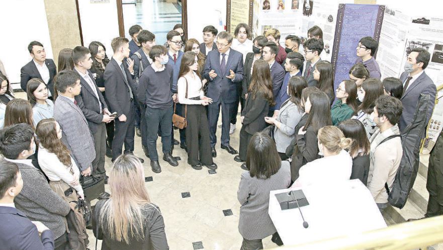 О́kildi bılikti myqty tulǵalar qalyptastyrýǵa tıis