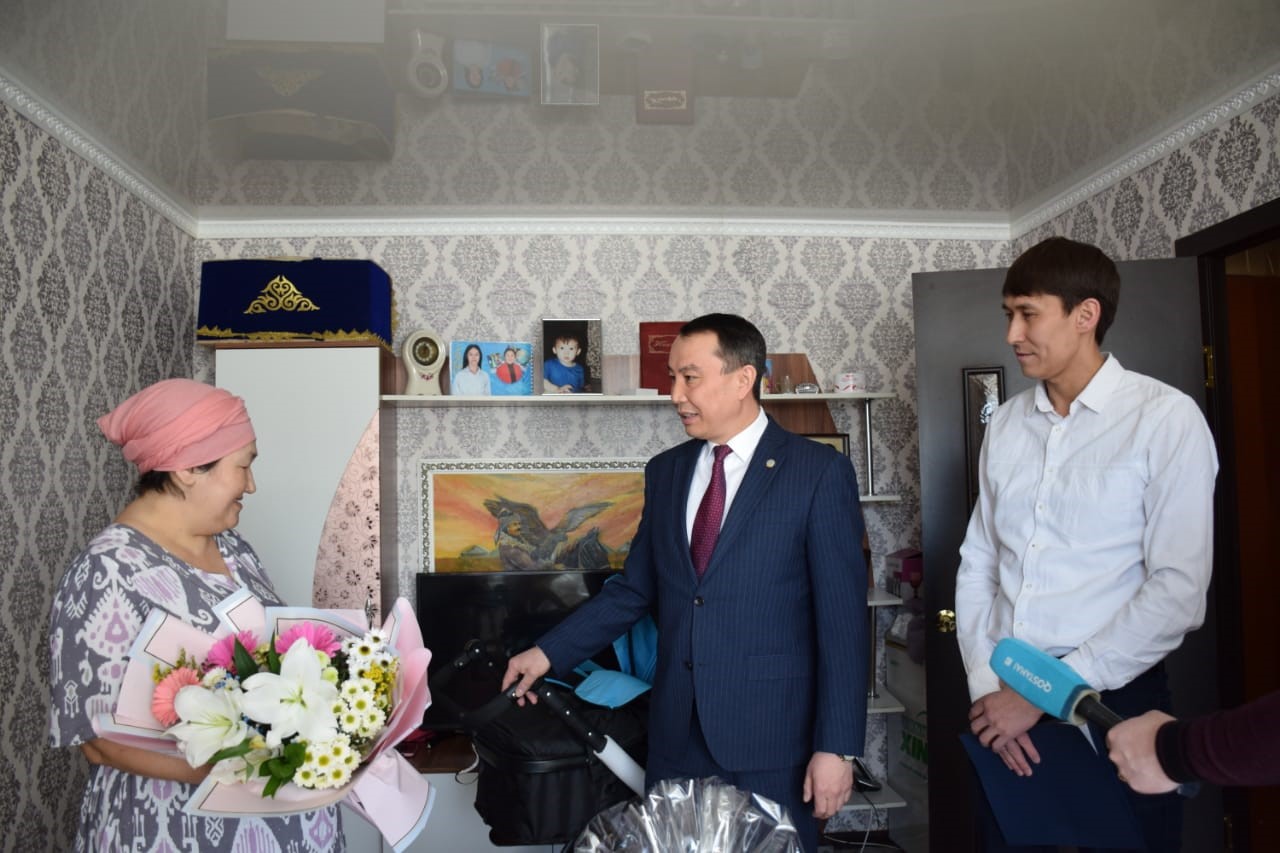 On balaly otbasyna páter syılady