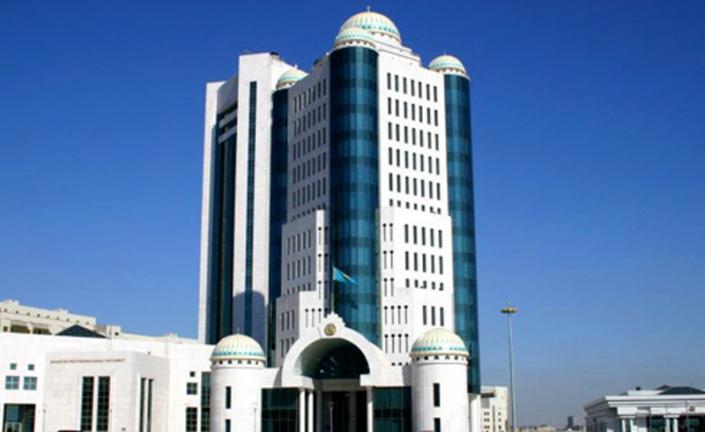 Senat «kıberbýllıng týraly» zań jobasyn májiliske qaıtardy