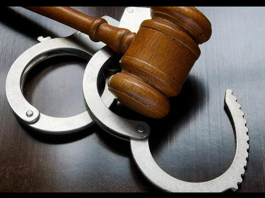 50 myń teńge para alǵan eks-polıseı jeti jylǵa sottaldy