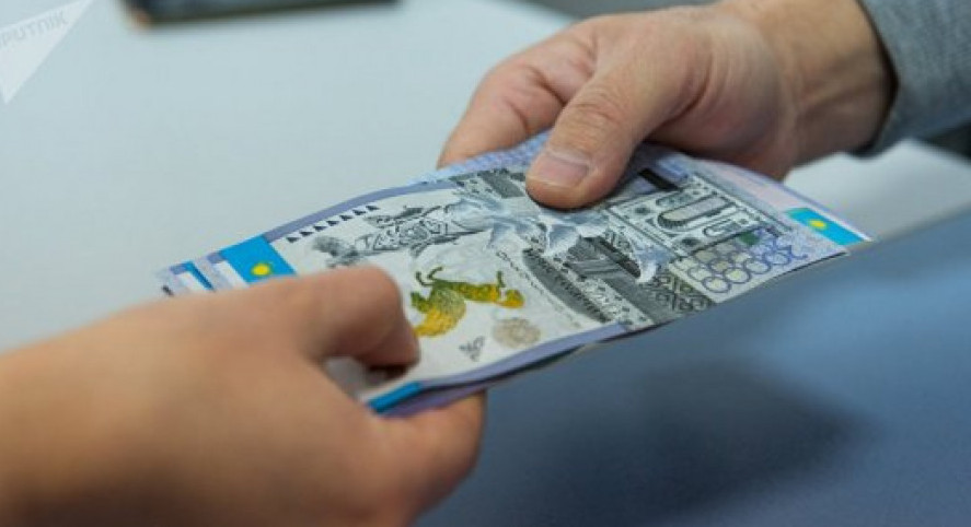 Eńbek mınıstrliginiń ókilderi múgedekterden para alǵan