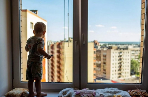 Qaraǵandyda 2 jasar bala terezeden qulap ketti