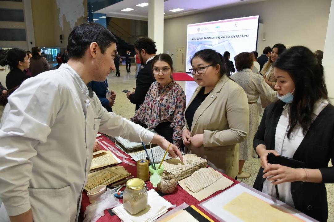 Qadym zamanǵy qoljazbalar tanystyryldy