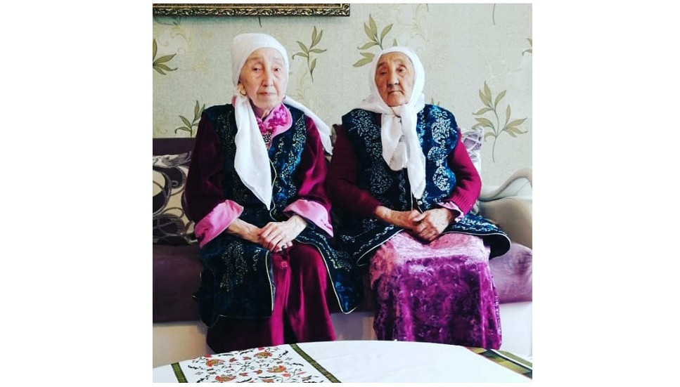 Estaıdyń eki nemeresi