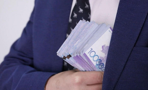 Almaty aýdandyq sotynyń qyzmetkeri ustaldy