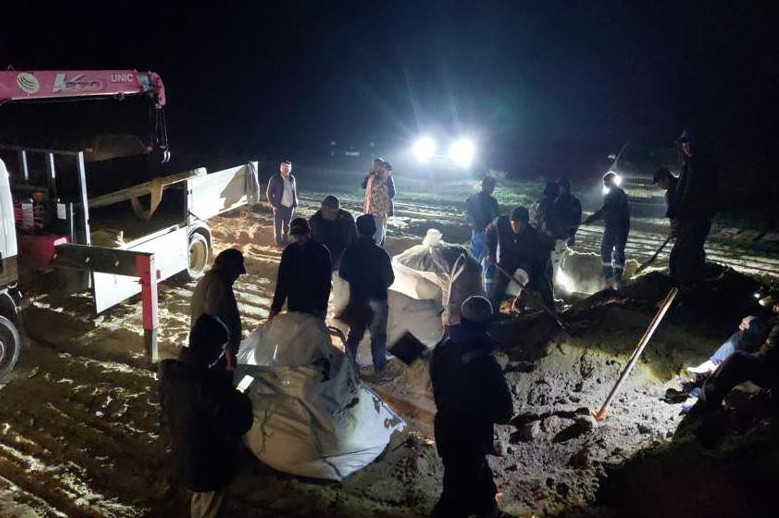 Qulsary qalasyndaǵy úılerdi sý basty