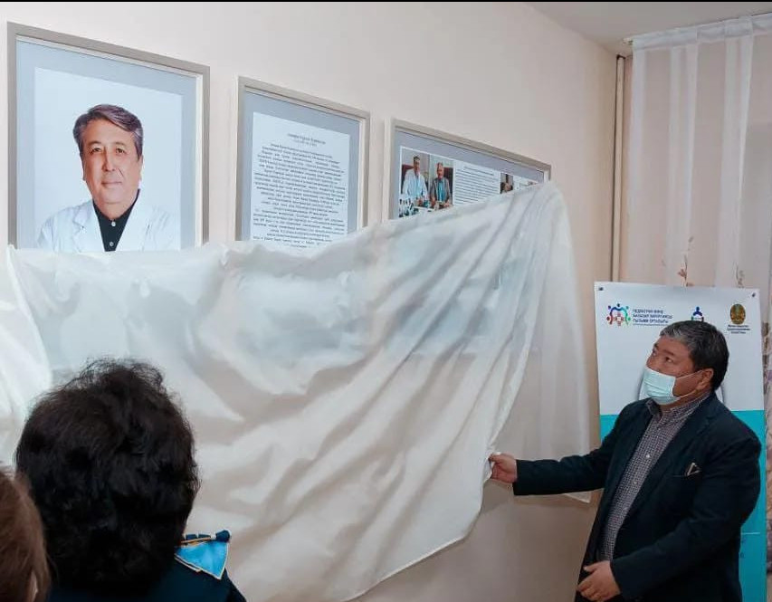 On myńnan asa ota jasaǵan hırýrgtiń qurmetine eskertkish taqta ashyldy